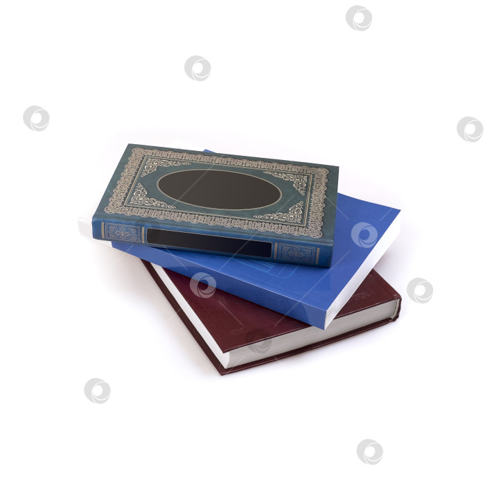 Скачать Стопка книг в цветных обложках с белыми листами, выделяющимися на белом фоне фотосток Ozero
