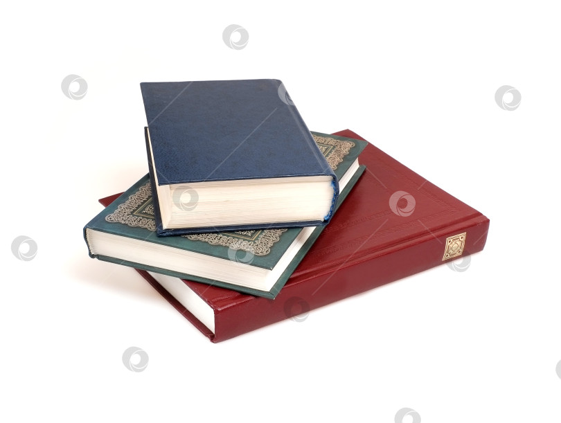 Скачать Стопка книг в цветных обложках с белыми листами, выделяющимися на белом фоне фотосток Ozero