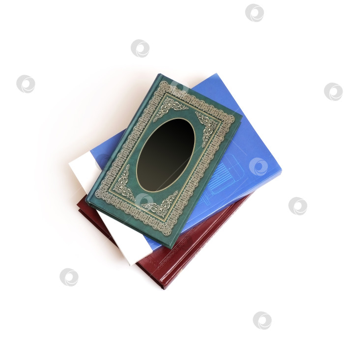 Скачать Стопка книг в цветных обложках с белыми листами, выделяющимися на белом фоне фотосток Ozero