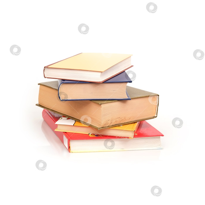 Скачать Стопка книг в цветных обложках с белыми листами, выделяющимися на белом фоне фотосток Ozero
