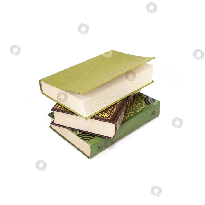 Скачать Стопка книг в цветных обложках с белыми листами, выделяющимися на белом фоне фотосток Ozero