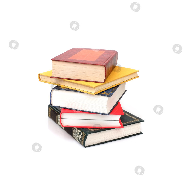 Скачать Стопка книг в цветных обложках с белыми листами, выделяющимися на белом фоне фотосток Ozero