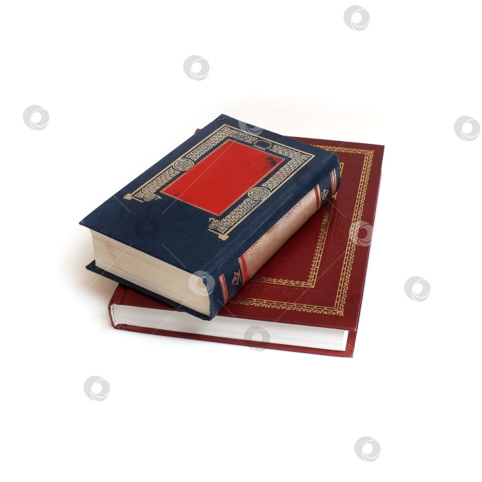 Скачать Стопка книг в цветных обложках с белыми листами, выделяющимися на белом фоне фотосток Ozero