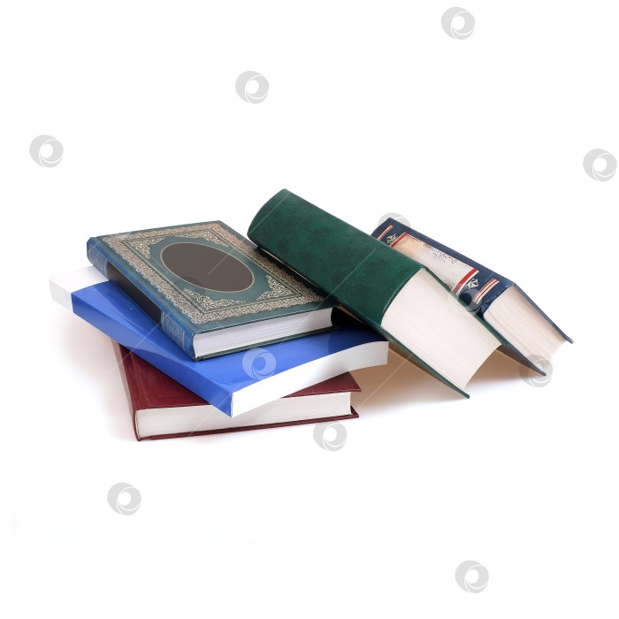 Скачать Стопка книг в цветных обложках с белыми листами, выделяющимися на белом фоне фотосток Ozero
