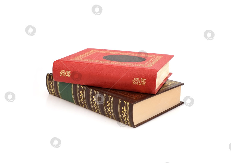 Скачать Стопка книг в цветных обложках с белыми листами, выделяющимися на белом фоне фотосток Ozero