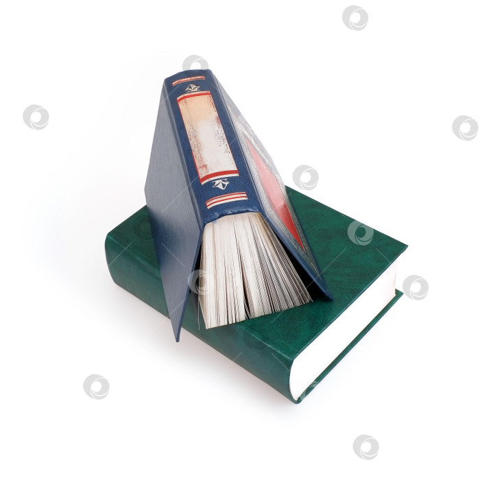 Скачать Стопка книг в цветных обложках с белыми листами, выделяющимися на белом фоне фотосток Ozero