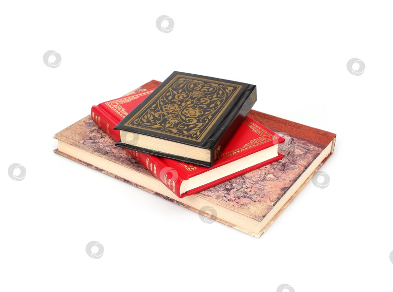 Скачать Стопка книг в цветных обложках с белыми листами, выделяющимися на белом фоне фотосток Ozero