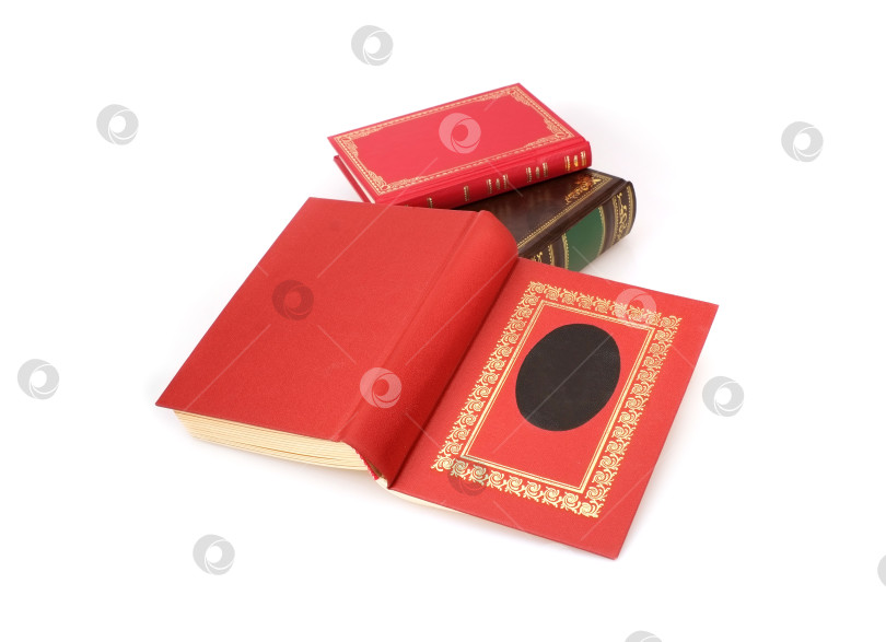 Скачать Стопка книг в цветных обложках с белыми листами, выделяющимися на белом фоне фотосток Ozero