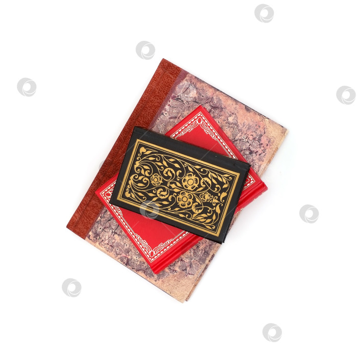 Скачать Стопка книг в цветных обложках с белыми листами, выделяющимися на белом фоне фотосток Ozero