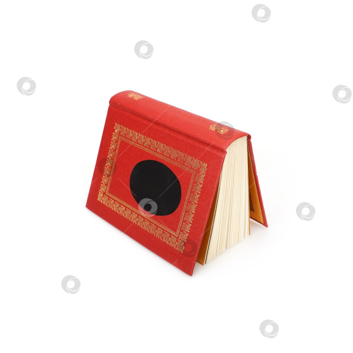 Скачать Одна красная книга, выделенная на белом фоне фотосток Ozero