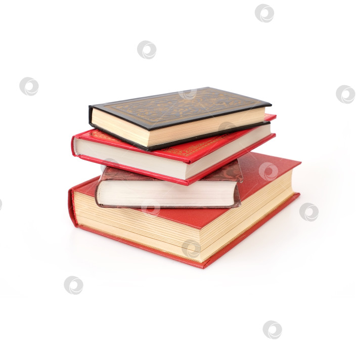 Скачать Стопка книг в цветных обложках с белыми листами, выделяющимися на белом фоне фотосток Ozero