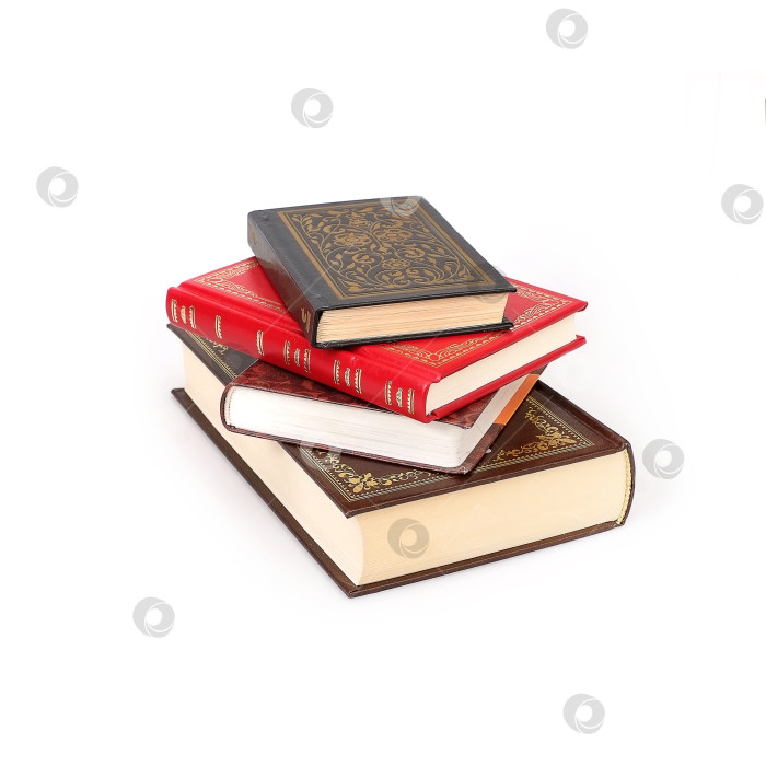 Скачать Стопка книг в цветных обложках с белыми листами, выделяющимися на белом фоне фотосток Ozero