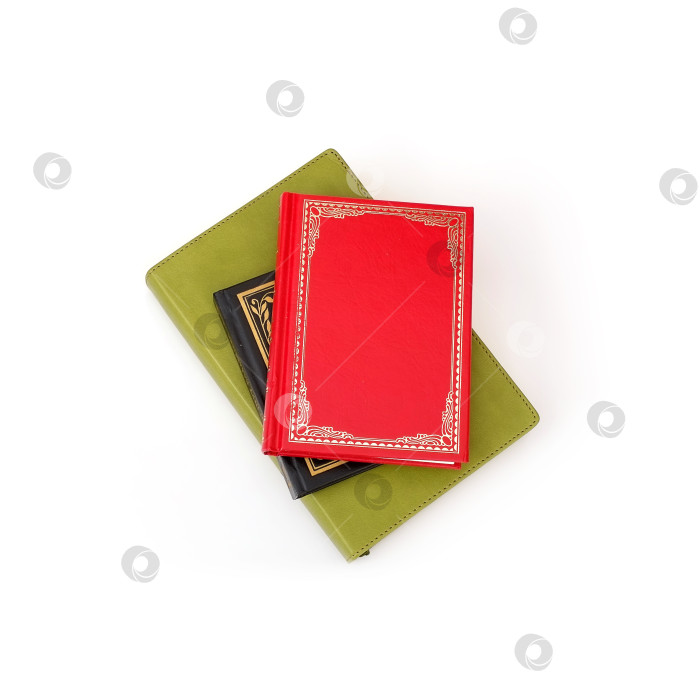 Скачать Стопка книг в цветных обложках с белыми листами, выделяющимися на белом фоне фотосток Ozero