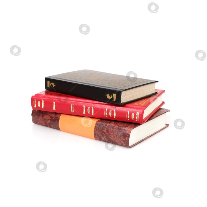 Скачать Стопка книг в цветных обложках с белыми листами, выделяющимися на белом фоне фотосток Ozero