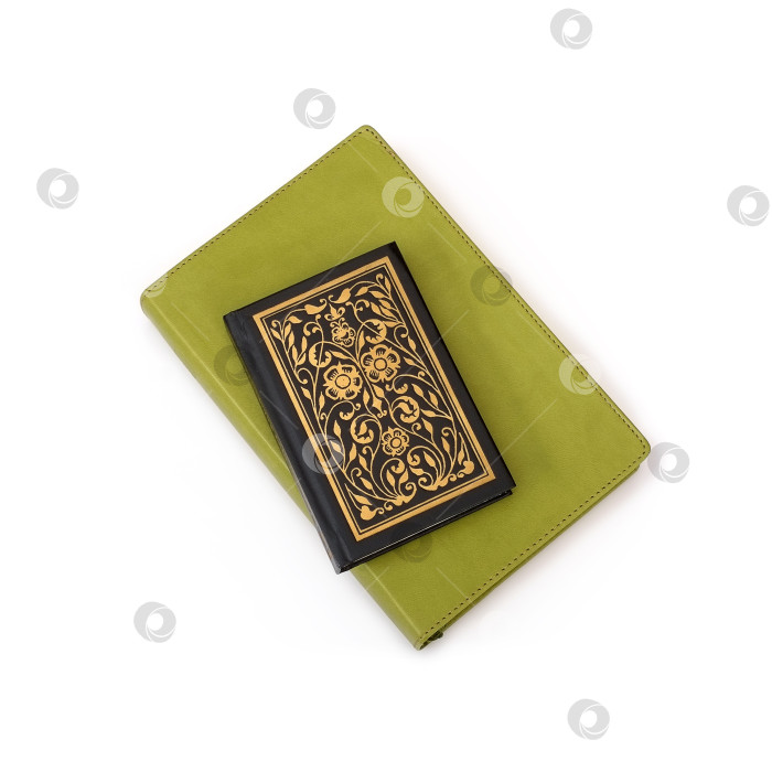 Скачать Стопка книг с белыми листами, выделенными на белом фоне фотосток Ozero