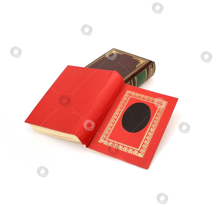 Скачать Стопка книг в цветных обложках с белыми листами, выделяющимися на белом фоне фотосток Ozero