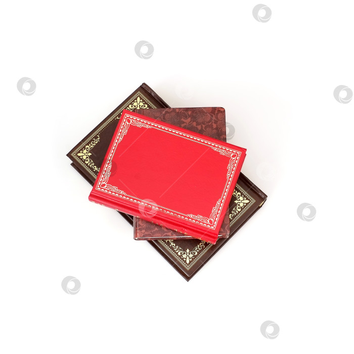 Скачать Стопка книг в цветных обложках с белыми листами, выделяющимися на белом фоне фотосток Ozero