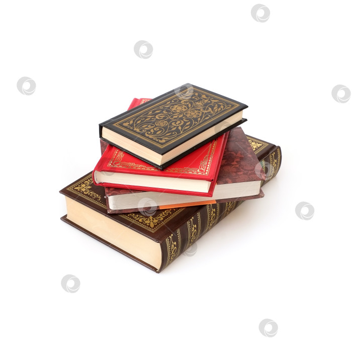 Скачать Стопка книг в цветных обложках с белыми листами, выделяющимися на белом фоне фотосток Ozero