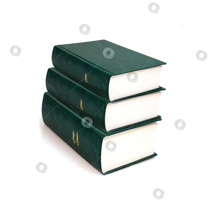 Скачать Стопка книг в зеленых обложках с белыми листами, выделяющимися на белом фоне фотосток Ozero