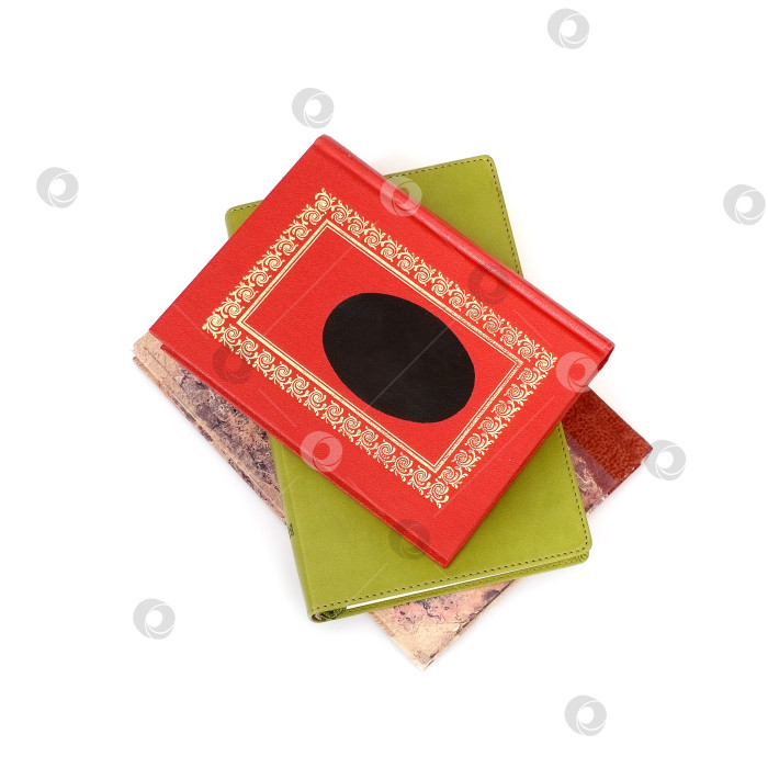 Скачать Стопка книг в цветных обложках с белыми листами, выделяющимися на белом фоне фотосток Ozero