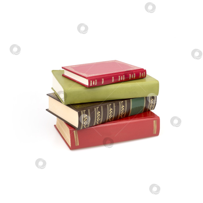 Скачать Стопка книг в цветных обложках с белыми листами, выделяющимися на белом фоне фотосток Ozero