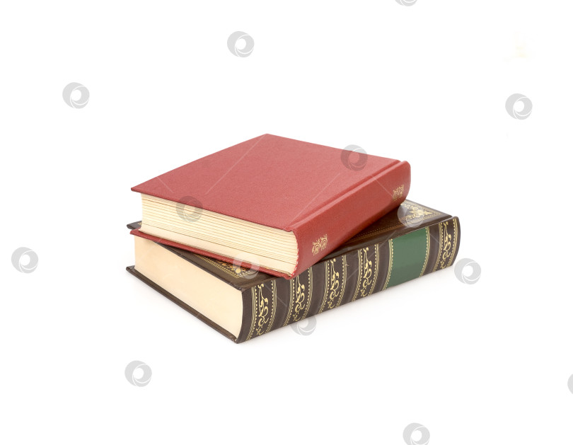Скачать Стопка книг в цветных обложках с белыми листами, выделяющимися на белом фоне фотосток Ozero