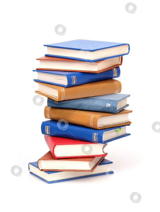 Скачать Стопка книг в цветных обложках с белыми листами, выделяющимися на белом фоне фотосток Ozero