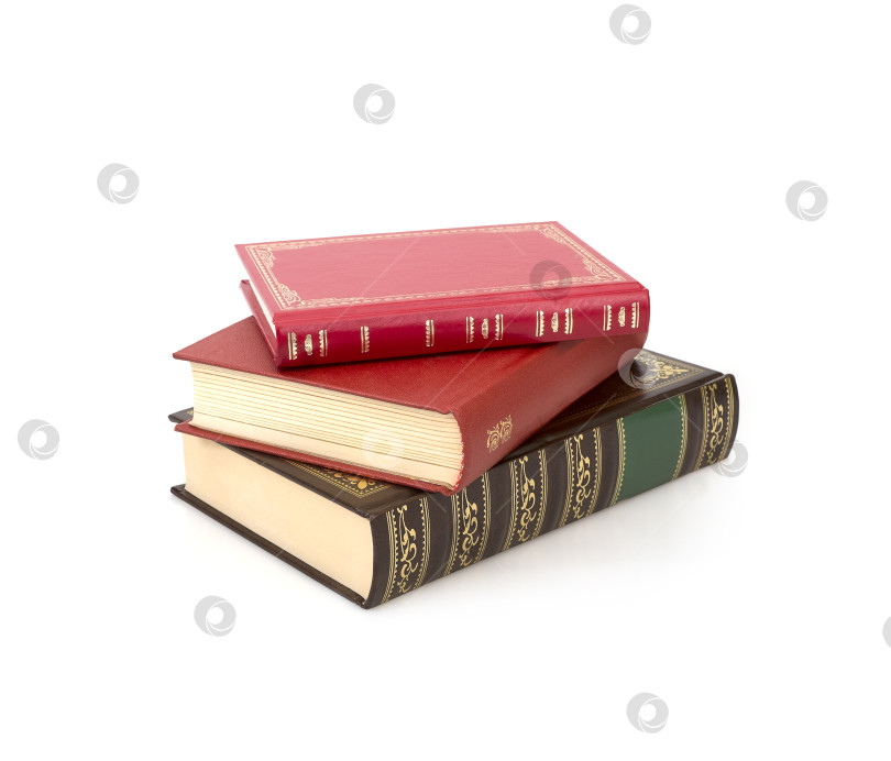 Скачать Стопка книг в цветных обложках с белыми листами, выделяющимися на белом фоне фотосток Ozero