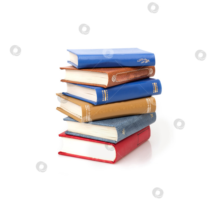 Скачать Стопка книг в цветных обложках с белыми листами, выделяющимися на белом фоне фотосток Ozero