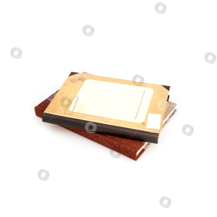 Скачать Стопка старинных книг в цветных обложках, выделяющихся на белом фоне фотосток Ozero