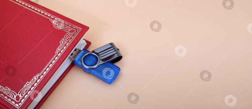 Скачать Книга и карта памяти, изолированные на розовом фоне фотосток Ozero