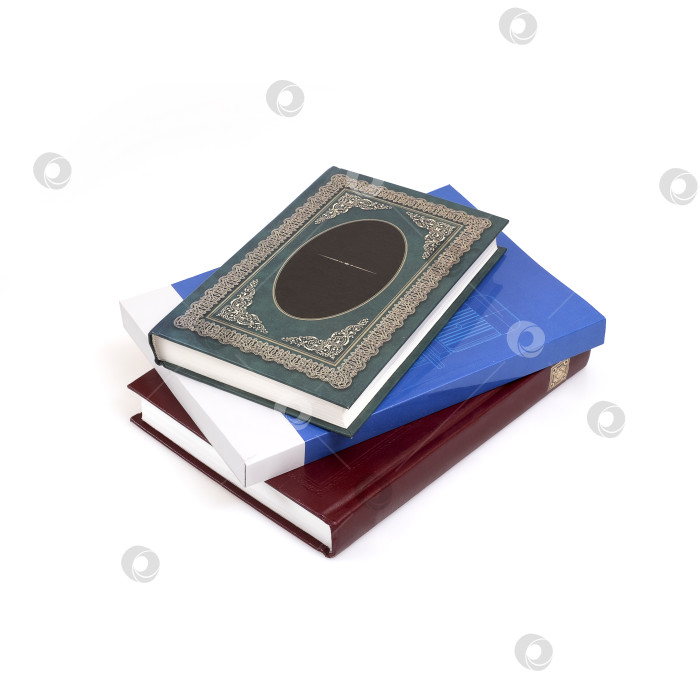 Скачать Стопка красных, синих и зеленых книг, выделенных на белом фоне фотосток Ozero