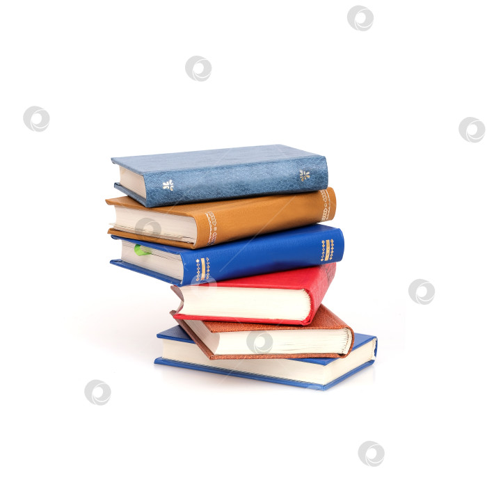Скачать Стопка книг в цветных обложках с белыми листами, выделяющимися на белом фоне фотосток Ozero