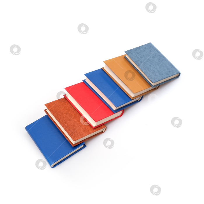 Скачать Стопка книг в цветных обложках с белыми листами, выделяющимися на белом фоне фотосток Ozero