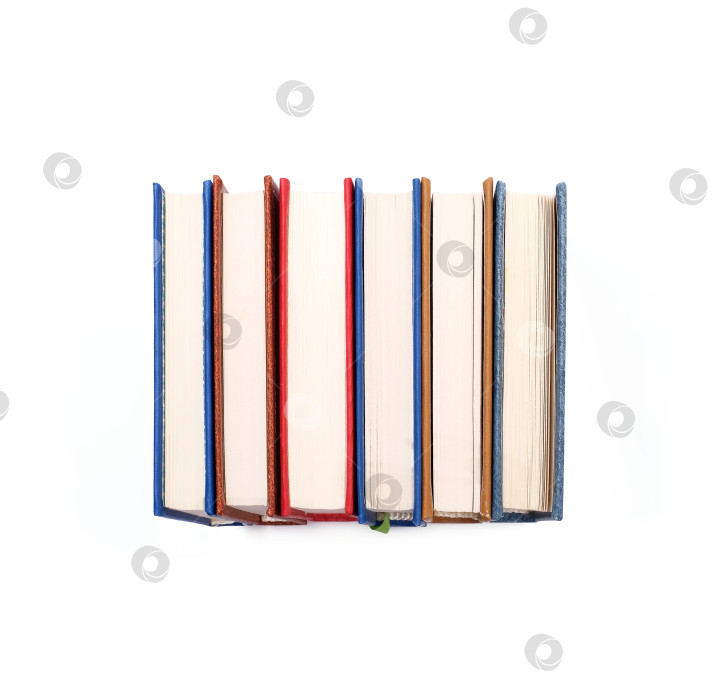 Скачать Стопка книг в цветных обложках с белыми листами, выделяющимися на белом фоне фотосток Ozero