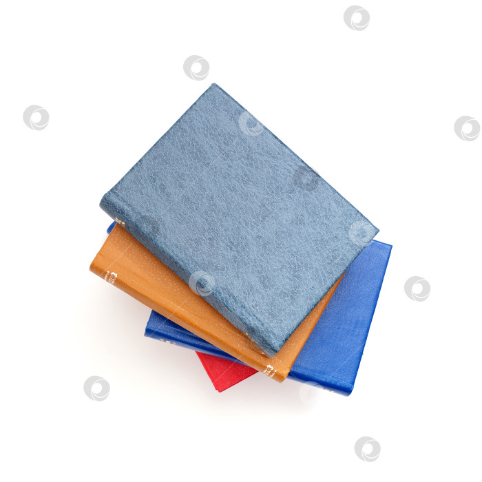 Скачать Стопка книг в цветных обложках с белыми листами, выделяющимися на белом фоне фотосток Ozero