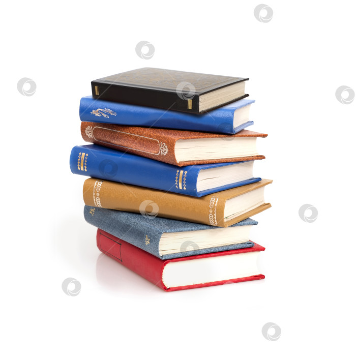 Скачать Стопка книг в цветных обложках с белыми листами, выделяющимися на белом фоне фотосток Ozero