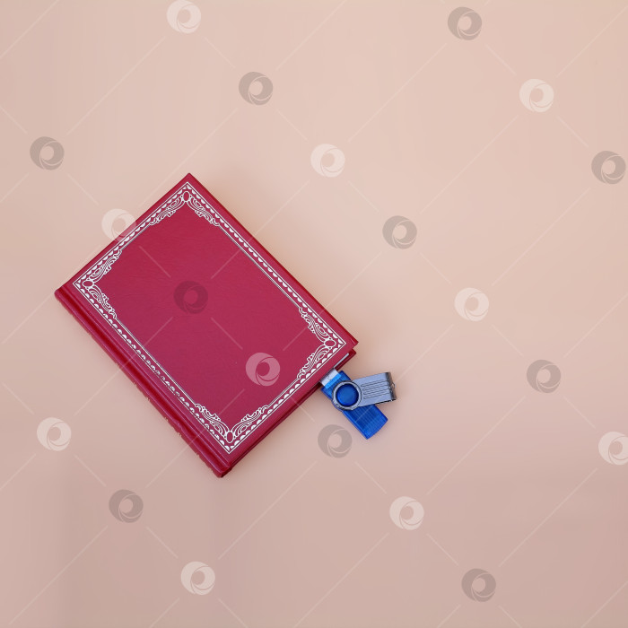 Скачать Книга и карта памяти, изолированные на розовом фоне фотосток Ozero