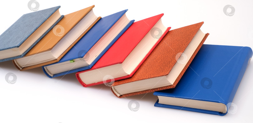 Скачать Стопка книг в цветных обложках с белыми листами, выделяющимися на белом фоне фотосток Ozero
