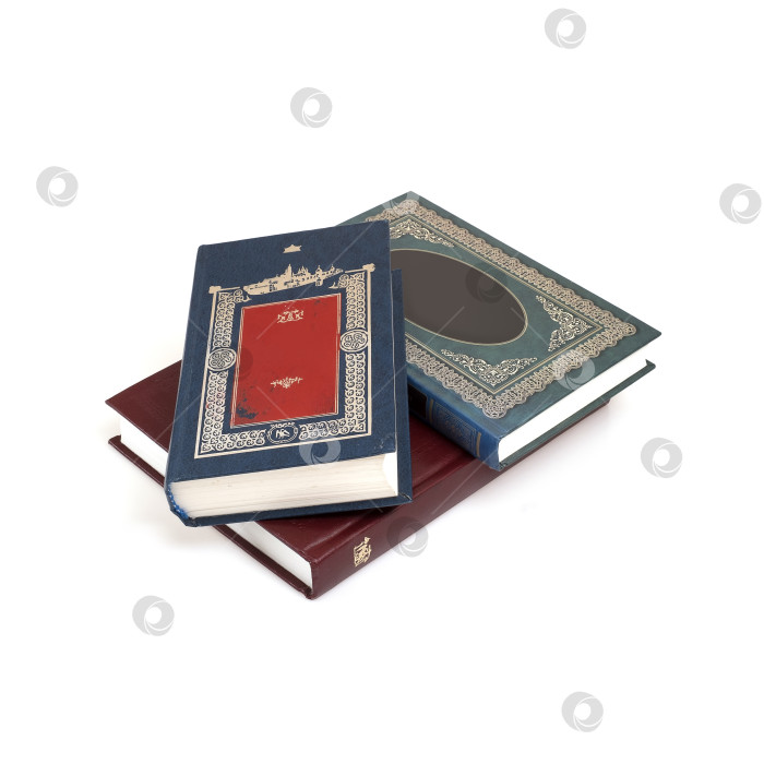 Скачать Стопка книг в цветных обложках с белыми листами, выделяющимися на белом фоне фотосток Ozero