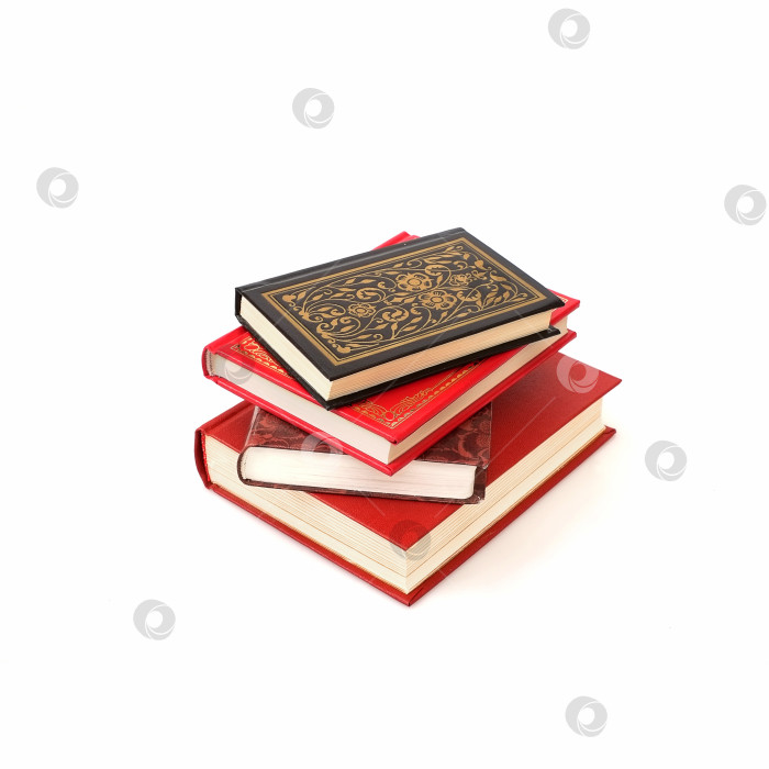 Скачать Стопка книг в цветных обложках с белыми листами, выделяющимися на белом фоне фотосток Ozero