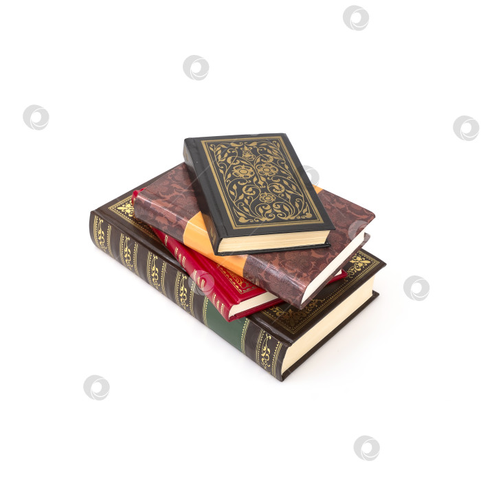 Скачать Стопка книг в цветных обложках с белыми листами, выделяющимися на белом фоне фотосток Ozero