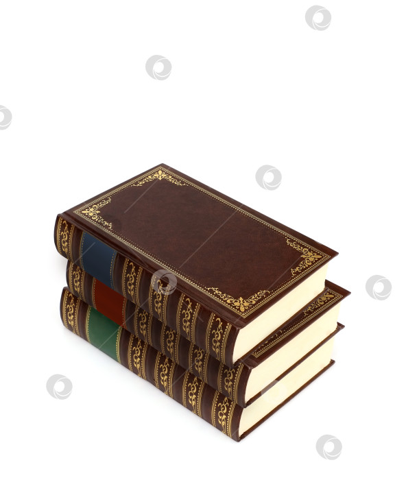 Скачать Стопка книг в цветных обложках с белыми листами, выделяющимися на белом фоне фотосток Ozero