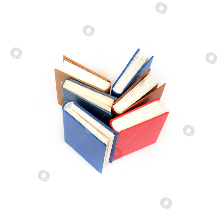 Скачать Стопка книг в цветных обложках с белыми листами, выделяющимися на белом фоне фотосток Ozero