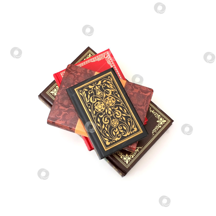 Скачать Стопка книг в цветных обложках с белыми листами, выделяющимися на белом фоне фотосток Ozero