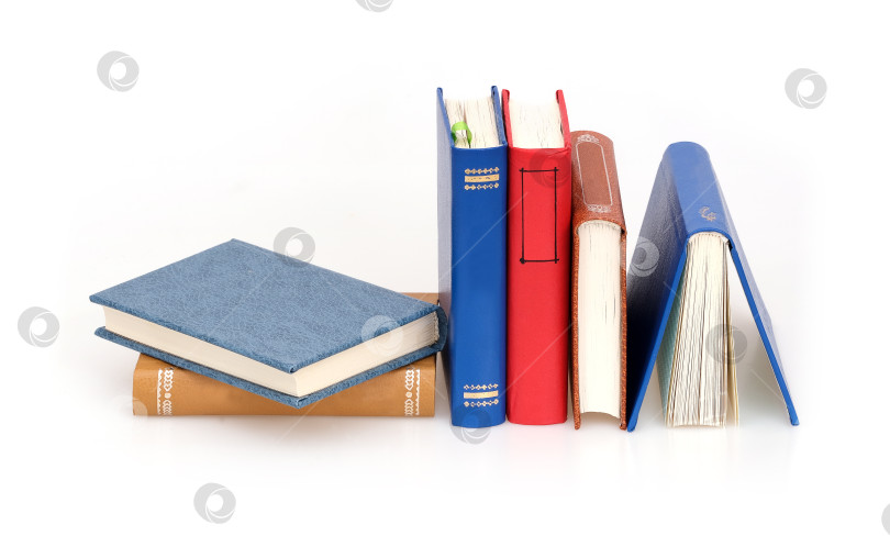 Скачать Стопка книг в цветных обложках с белыми листами, выделяющимися на белом фоне фотосток Ozero