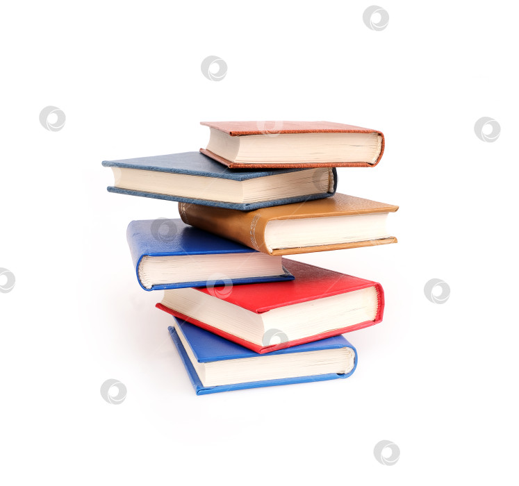 Скачать Стопка книг в цветных обложках с белыми листами, выделяющимися на белом фоне фотосток Ozero