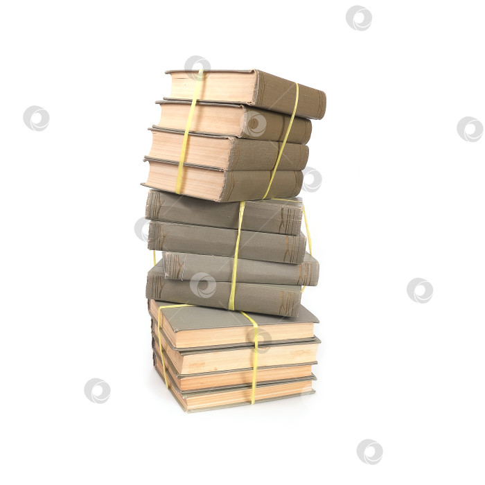 Скачать Стопка книг в цветных обложках с белыми листами, выделяющимися на белом фоне фотосток Ozero