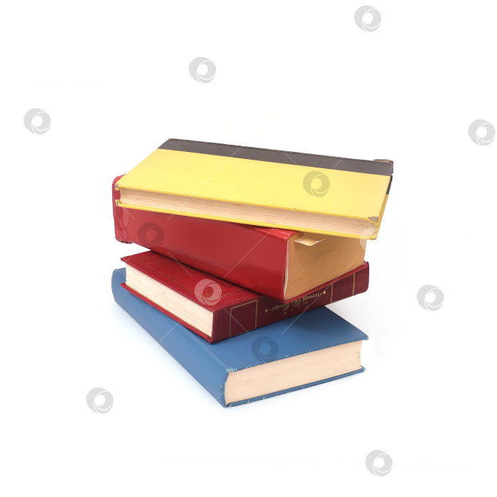 Скачать Стопка книг в цветных обложках с белыми листами, выделяющимися на белом фоне фотосток Ozero