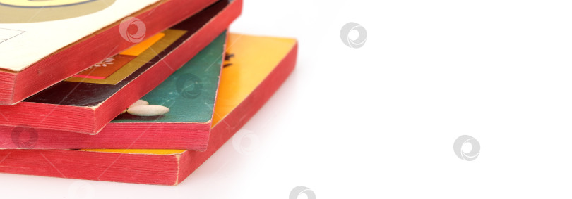 Скачать Стопка книг с белыми листами, выделенными на белом фоне фотосток Ozero